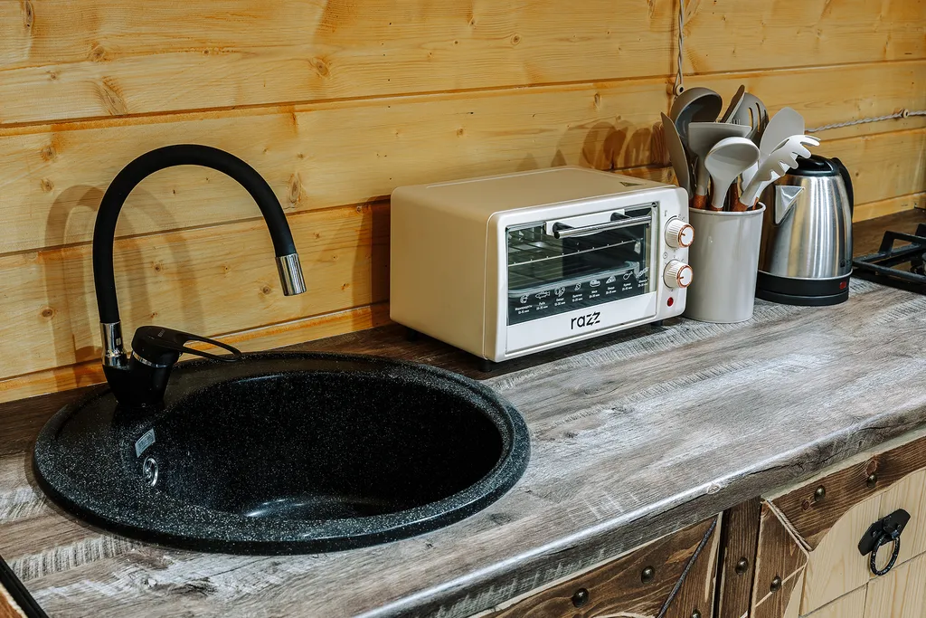 Коттедж с бассейном в лесу