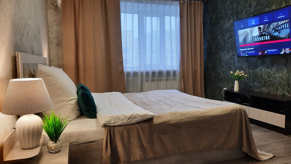 Светлая квартира с большой кроватью и Smart TV — аренда посуточно в Саратов