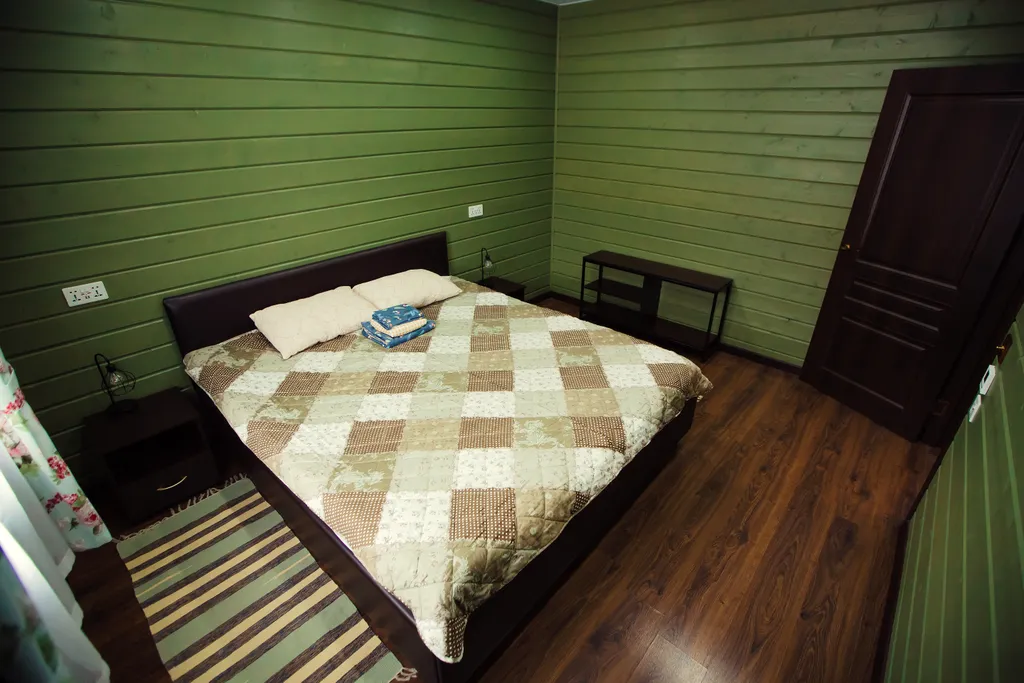 Коттедж в стиле итальянского деревенского дома с видом на озеро