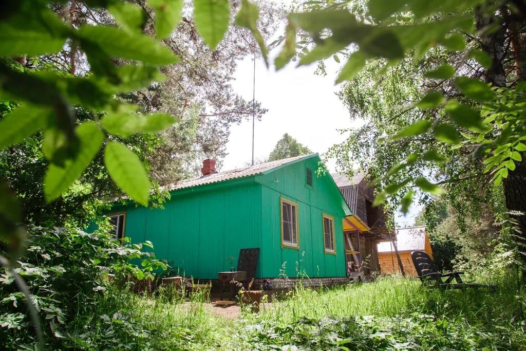 Уютный деревянный дом на берегу реки