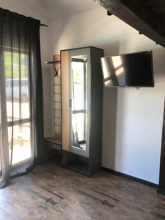 Дом с мансардой у моря, шале с видом на бассейн, номер с бассейном