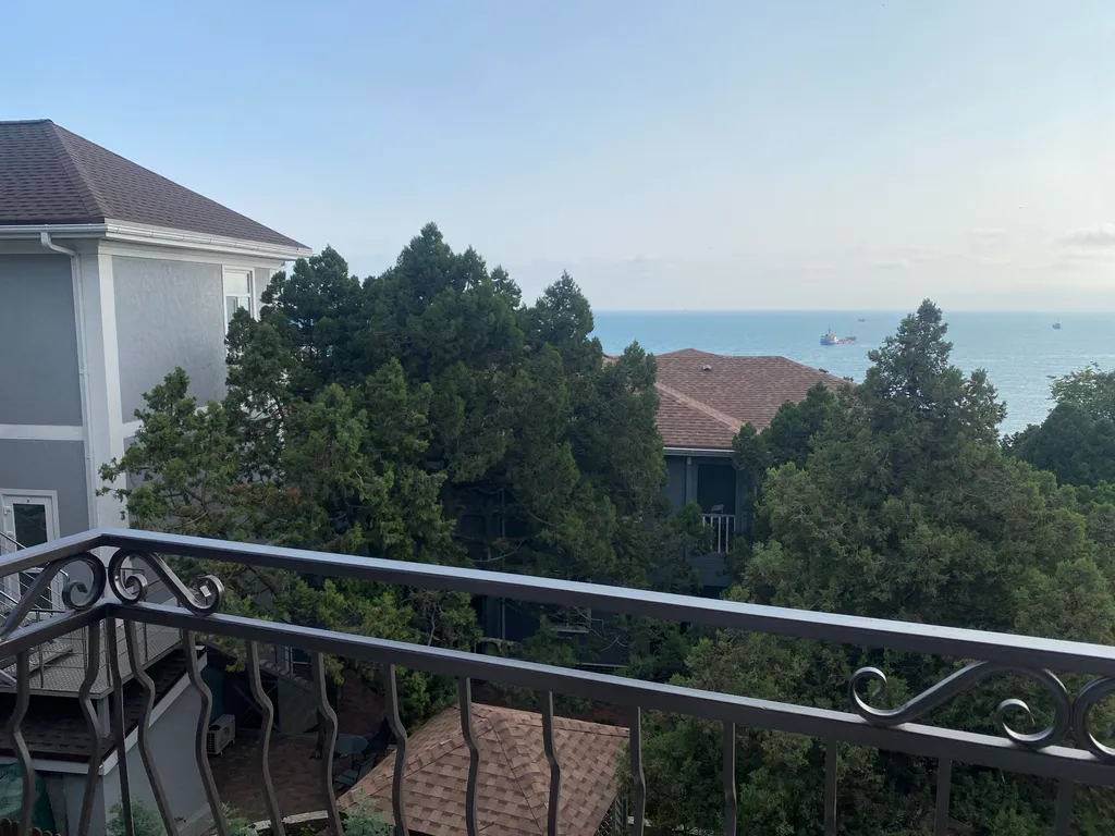 Уютный номер с видом на бассейн и частично на море