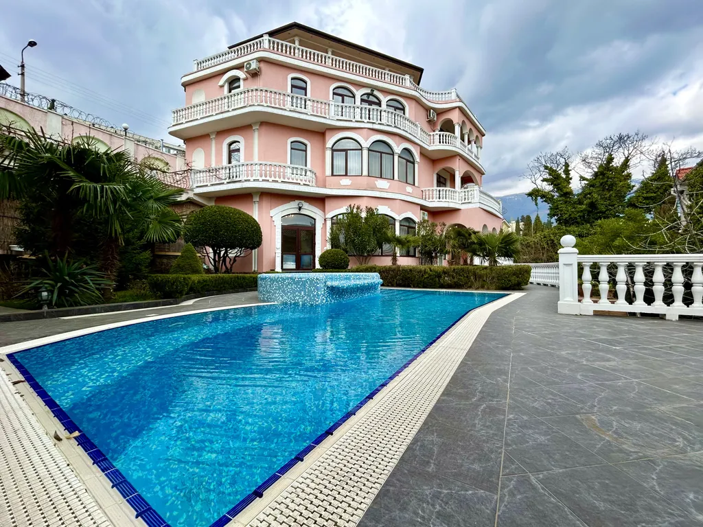 Коттедж Вилла с бассейном и сауной в центре Ялты — аренда посуточно в Ялта