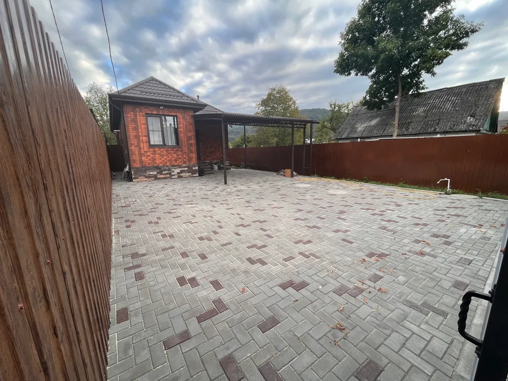 Отличный дом со своим двором в центре поселка