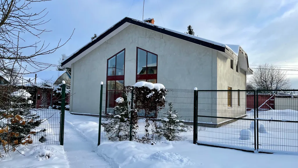 Стильный коттедж с панорамным остеклением у озера