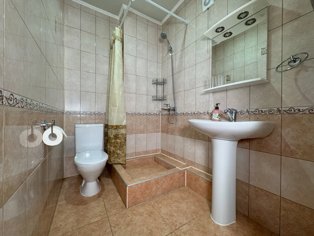 Солнечный номер для двоих с видом на цветочный дворик