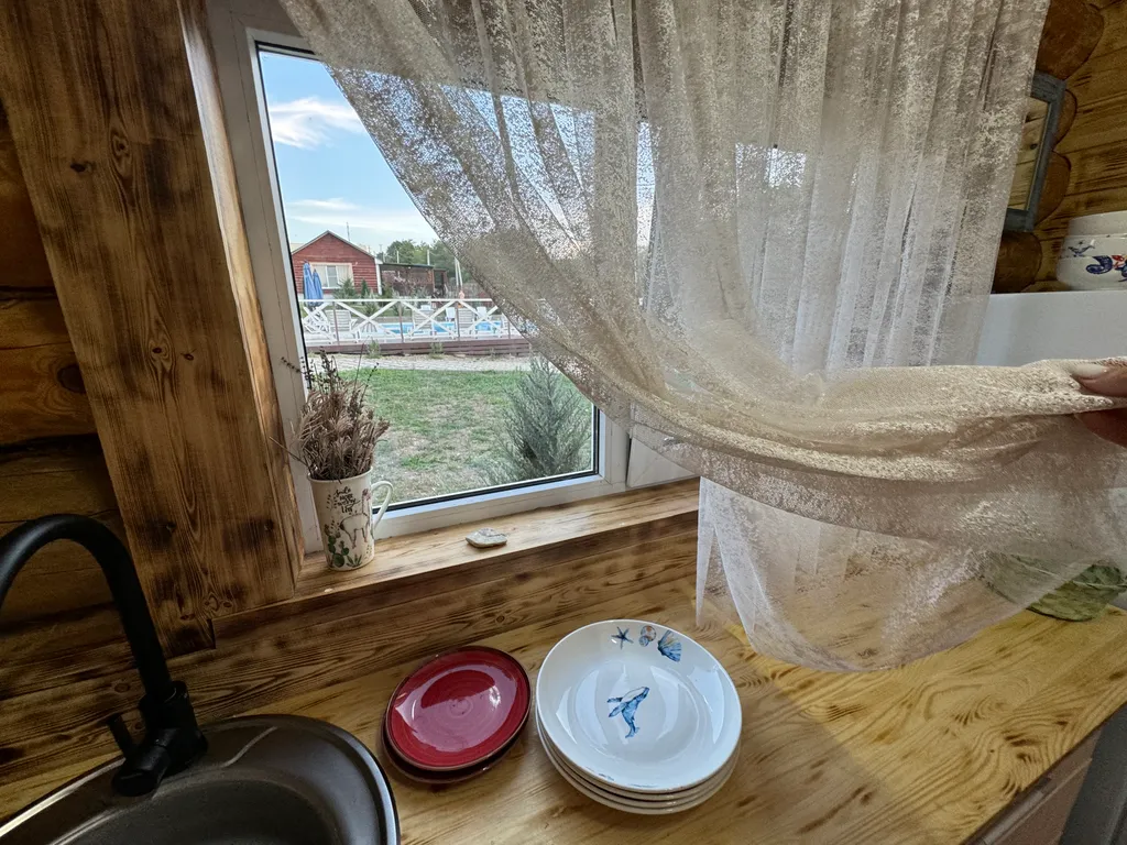 Дом деревянный и кусочек леса под окном