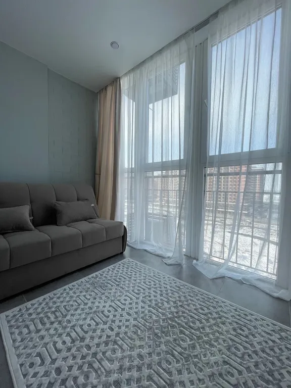 Стильная и уютная квартира с витражом на лоджии и прекрасным видом