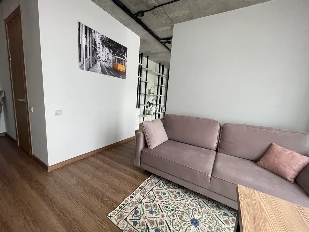 Просторная и светлая квартира с огромными окнами