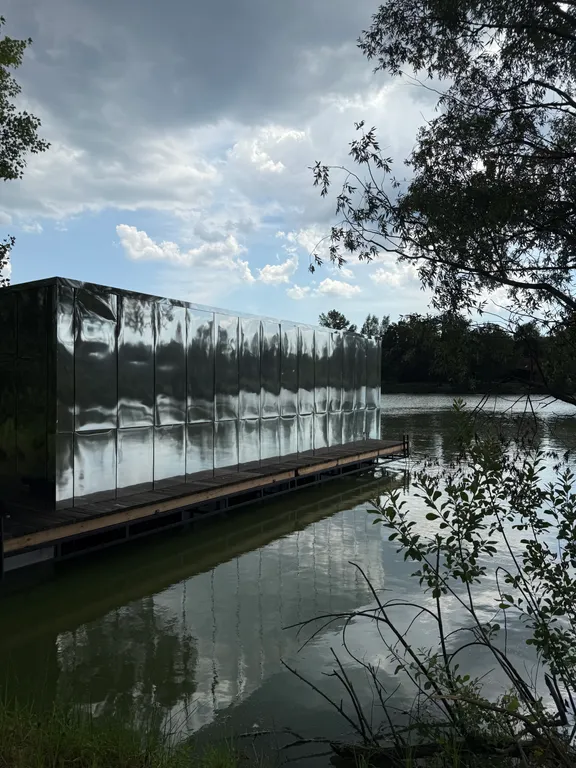Зеркальный дом на воде