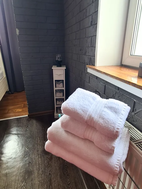 Красная студия возле Солнечного