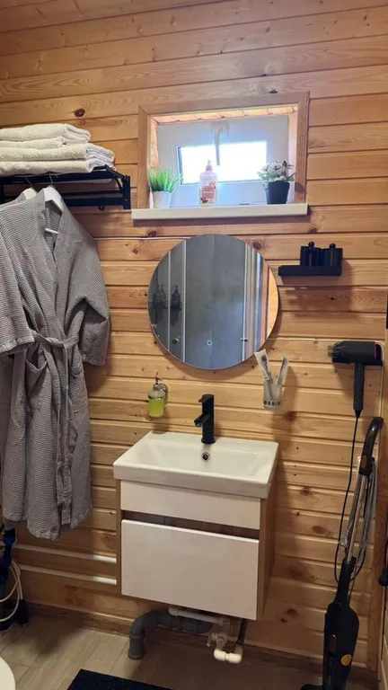 Дом с баней и ванна в лесу