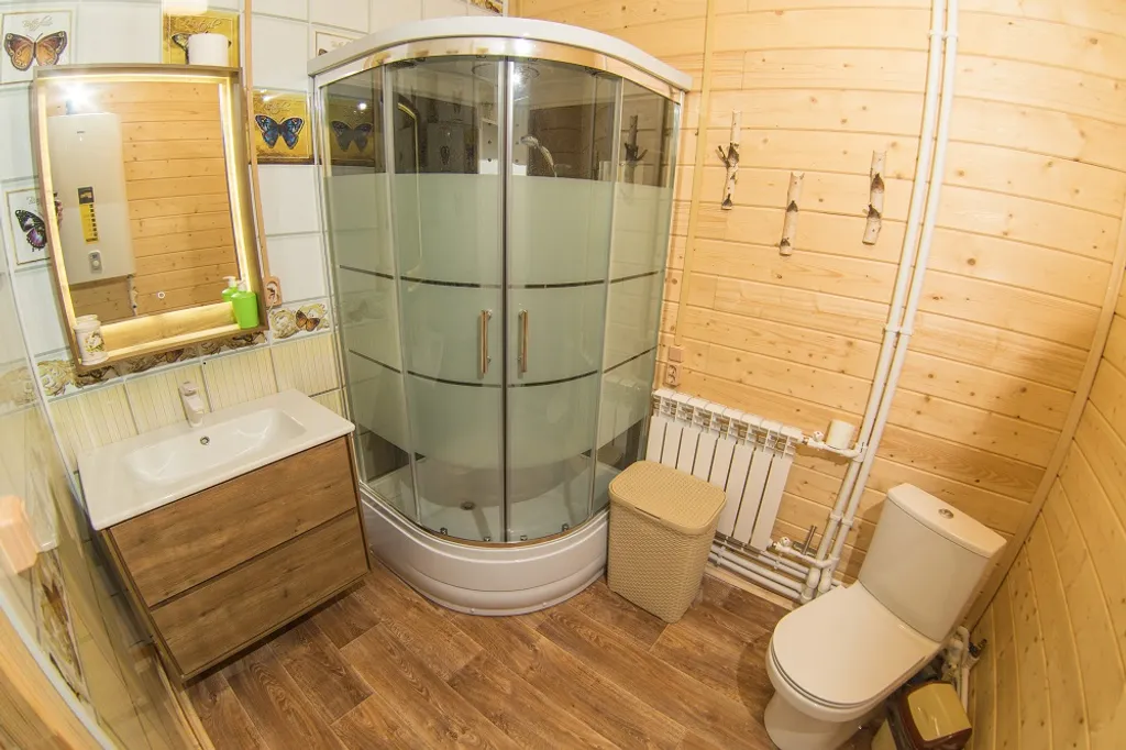 Жёлтый домик с панорамными окнами на берегу реки