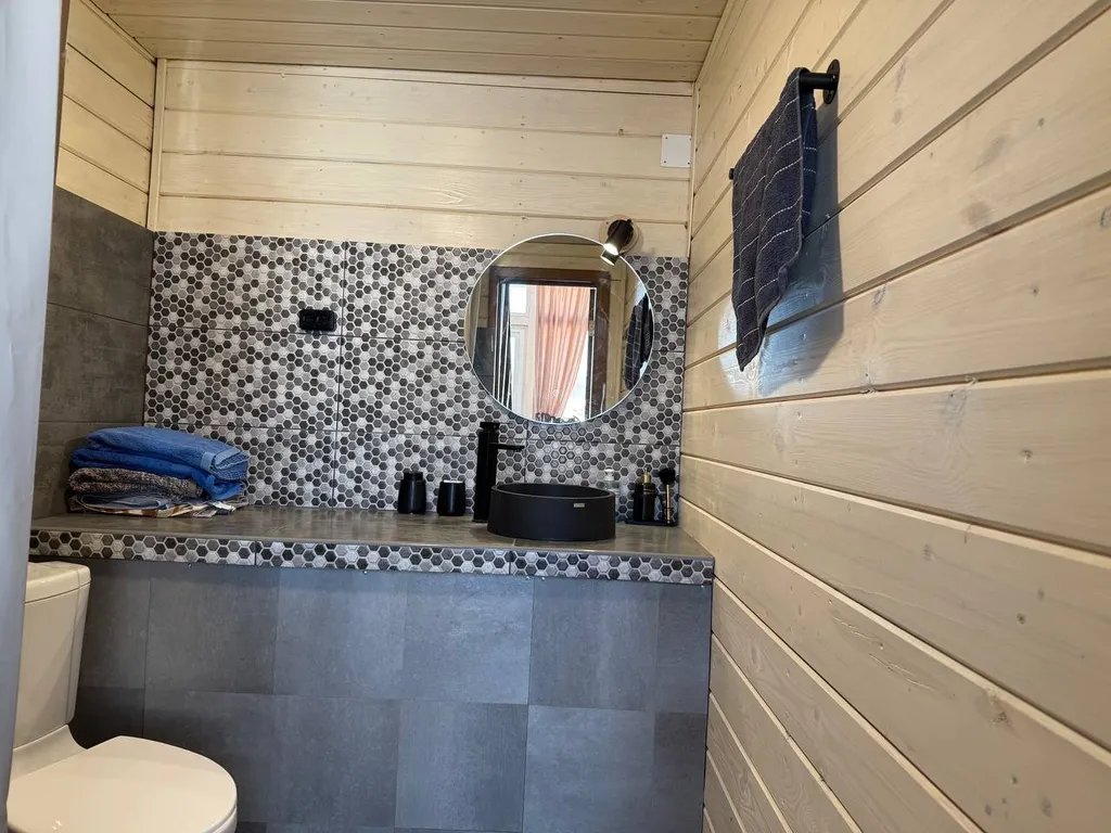 Новый дом в стиле барн Хаус на берегу реки