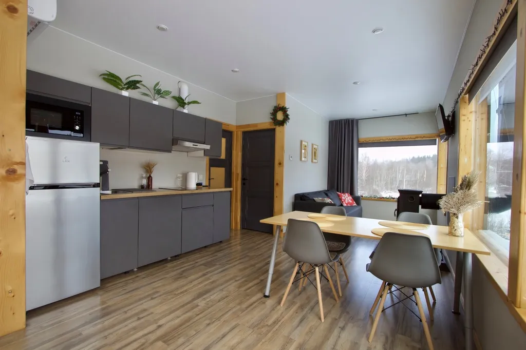 Домик в диком лесу на берегу реки