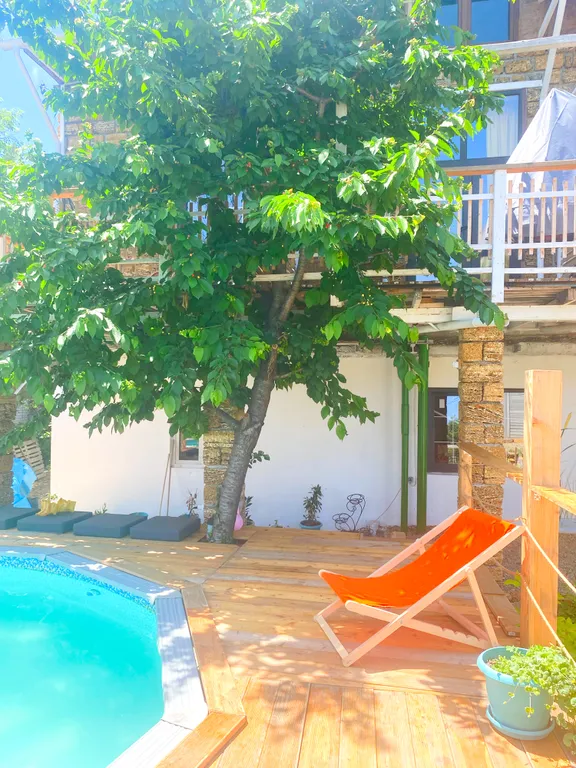 Дом с подогреваем бассейном, зоной отдыха в самом центре Новороссийска