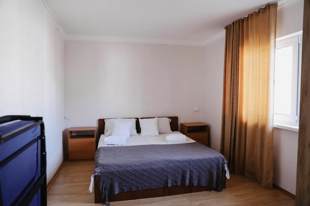 Двухместный номер с 2 отдельными кроватями эконом и общим санузлом