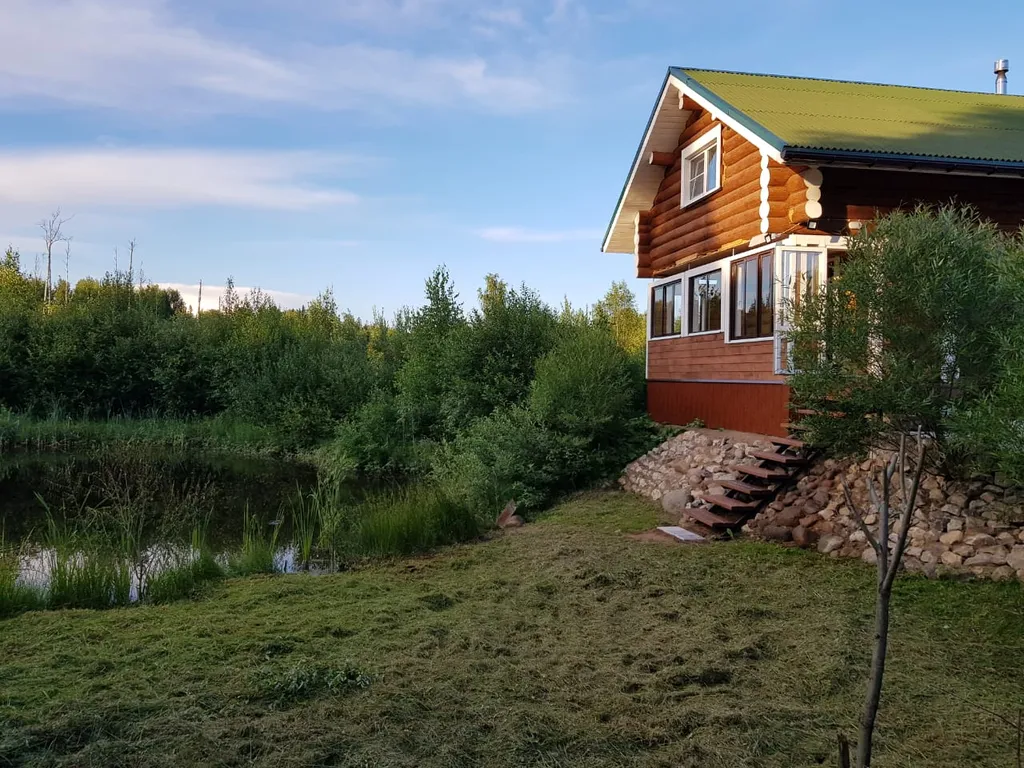 Дом у пруда