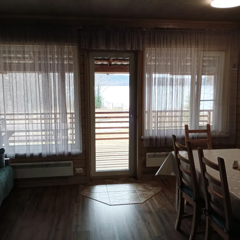 Дом с видом на озеро