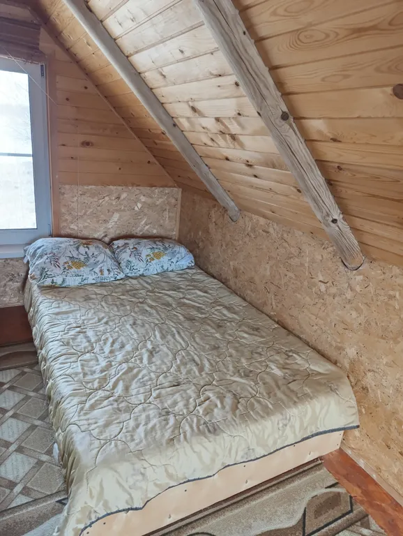 Домик на берегу озера