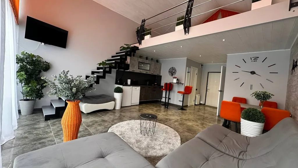 Дом в стиле барнхаус с тёплым бассейном и сауной