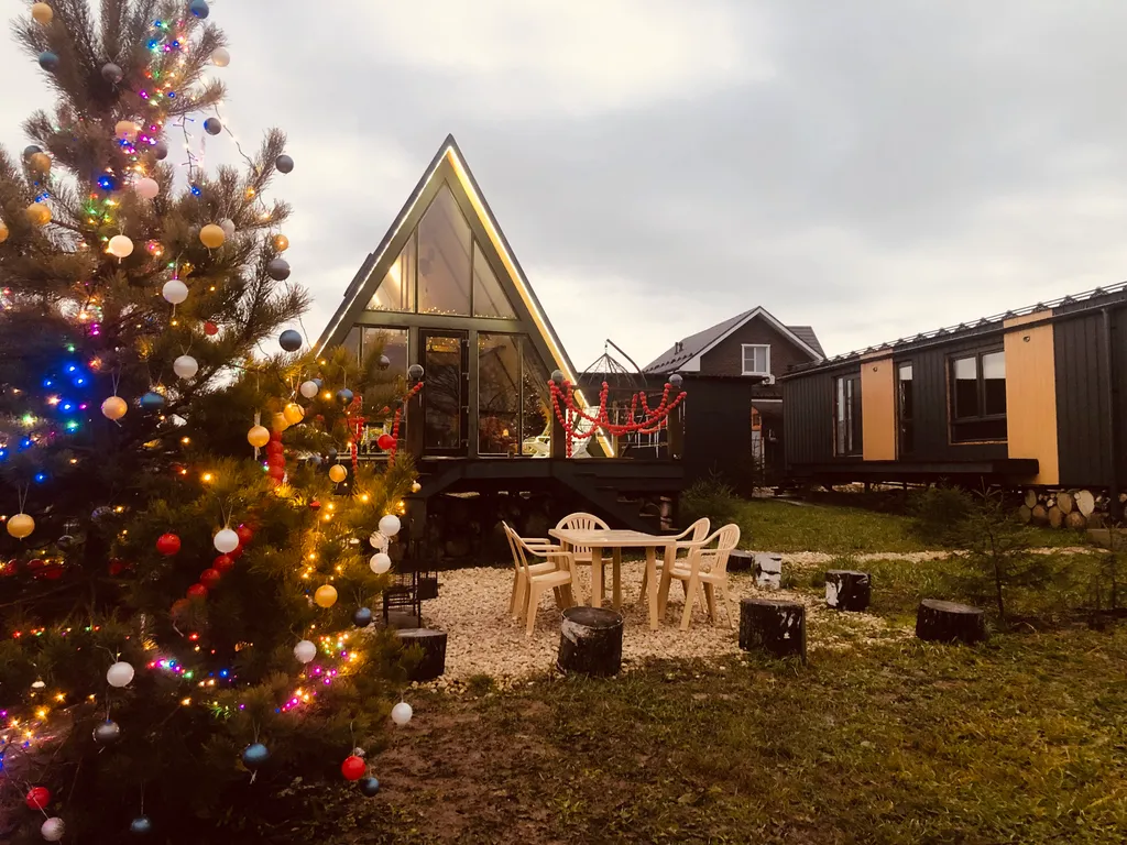 Дом у озера в стиле А-frame