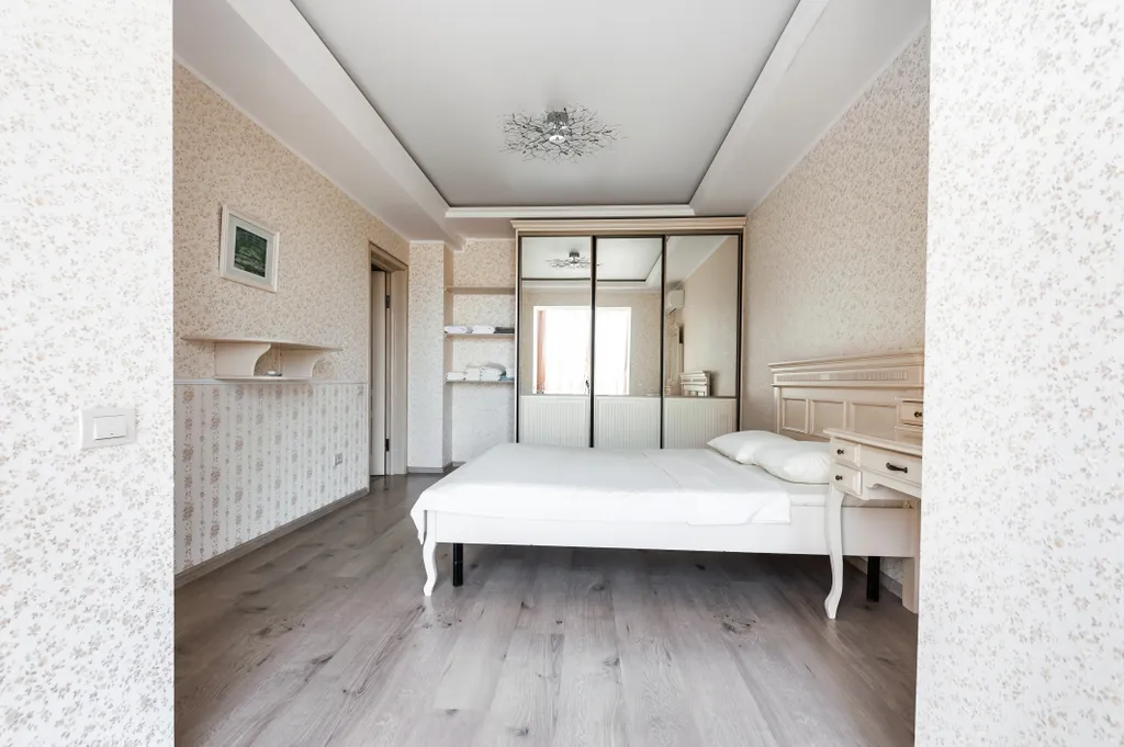 Просторная 3-кoмнатная квapтиpa с панорамными окнами в тихом центре