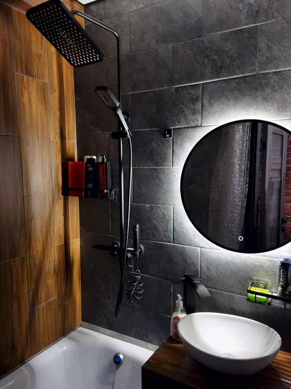 Тёмная, стильная, наполненная интимом и уютом студия в стиле лофт