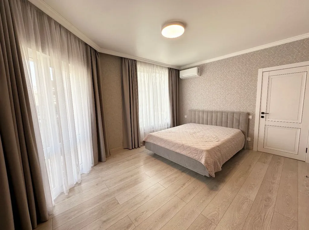 Современный коттедж вблизи дома