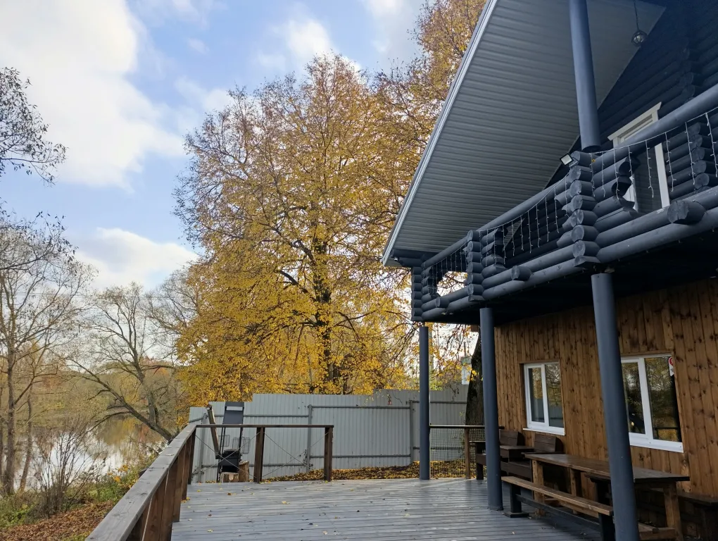 Коттедж Loft коттедж с шикаpным видом на пруд — Шишкино