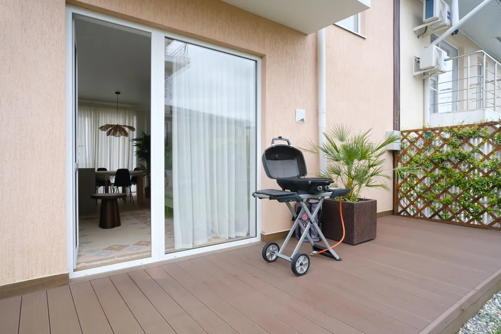 Семейный дом с территорией и видом на море