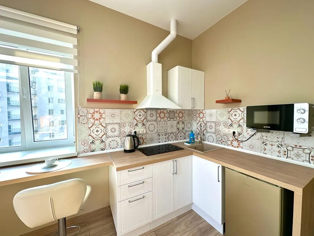 Апартамент с двумя окнами в топовой локации рядом с морем