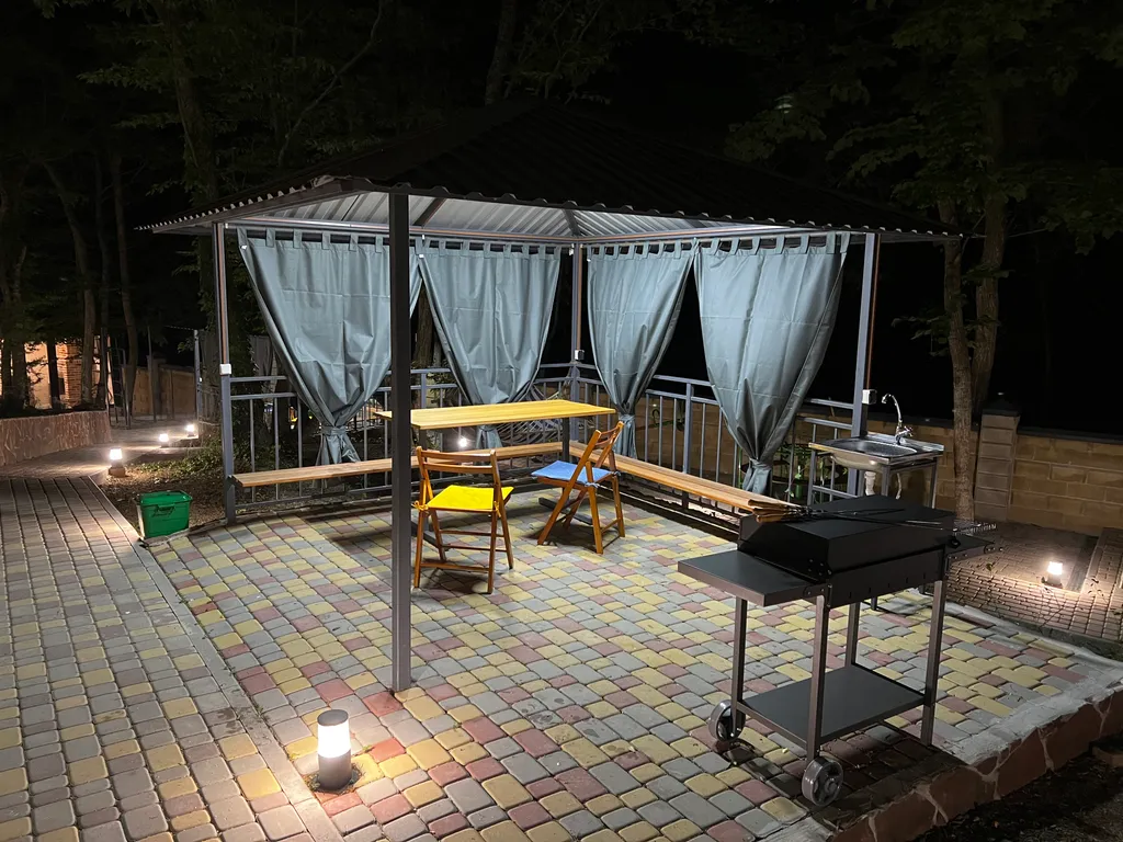 Домик в лесу с верандой и видом на море