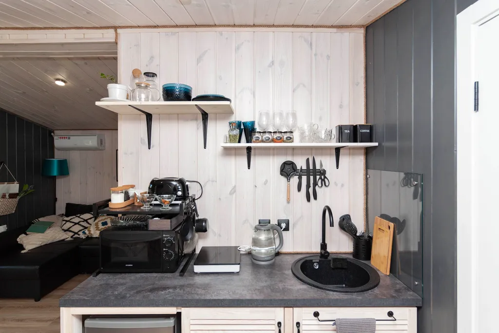 Темный домик на опушке леса