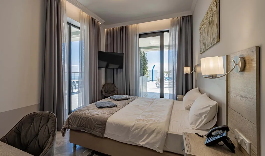 Делюкс с выходом к бассейну и террасой