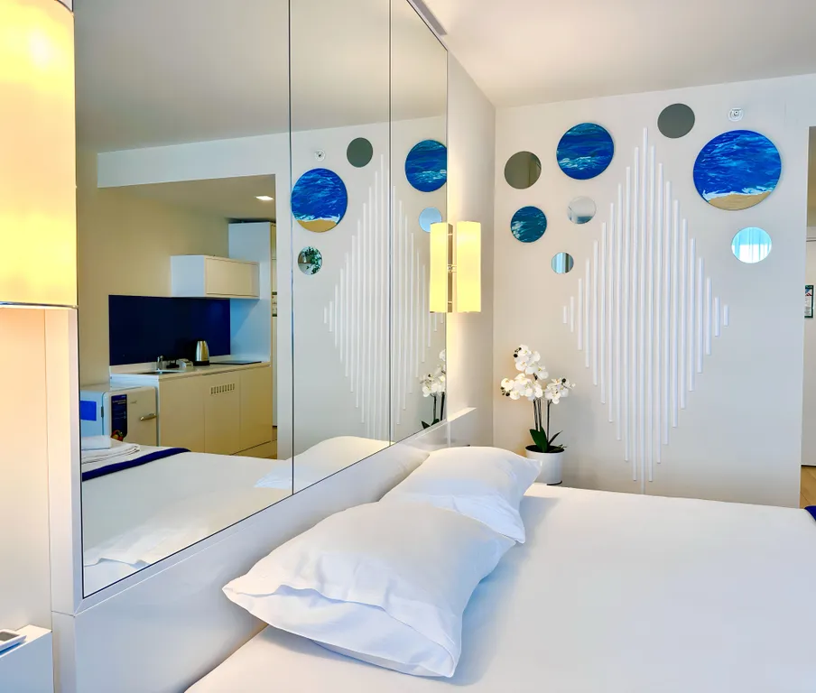 Романтичная и чистая студия с видом на море