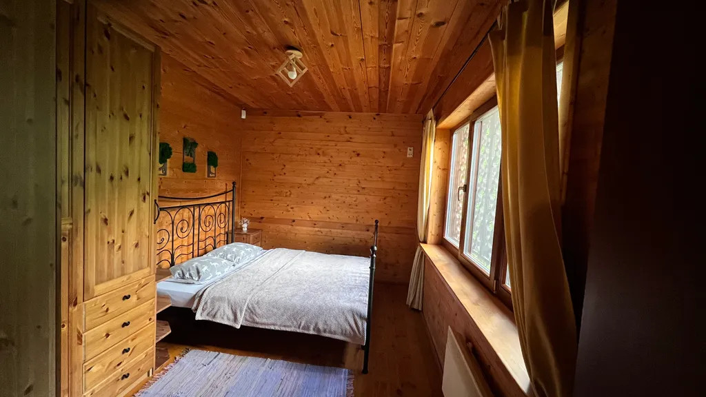 Уединённый хутор в лесу у реки с баней и камином