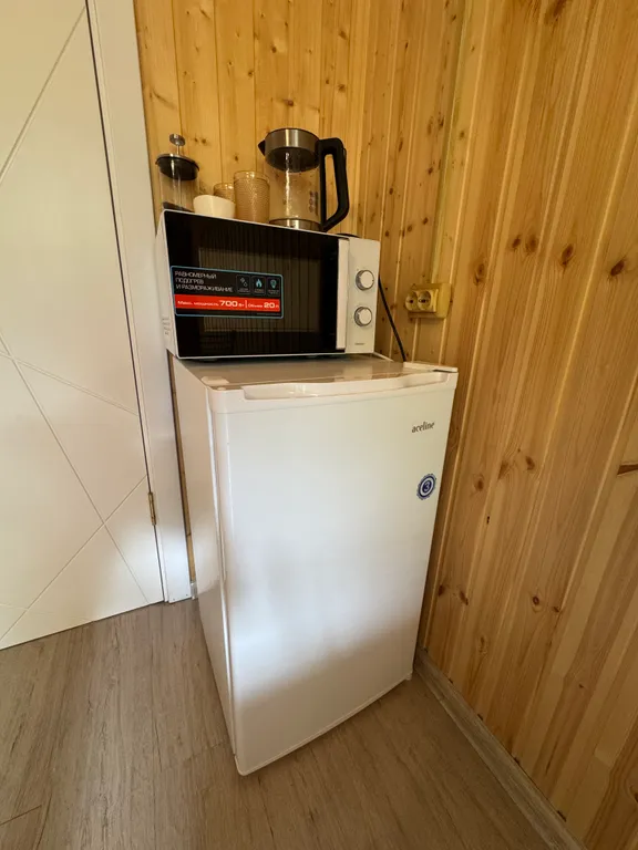 Двухкомнатный домик с видом на горы в лесу