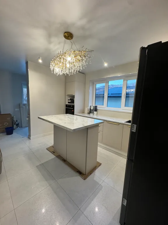 Большой загородный дом с бассейном, баней и рекой