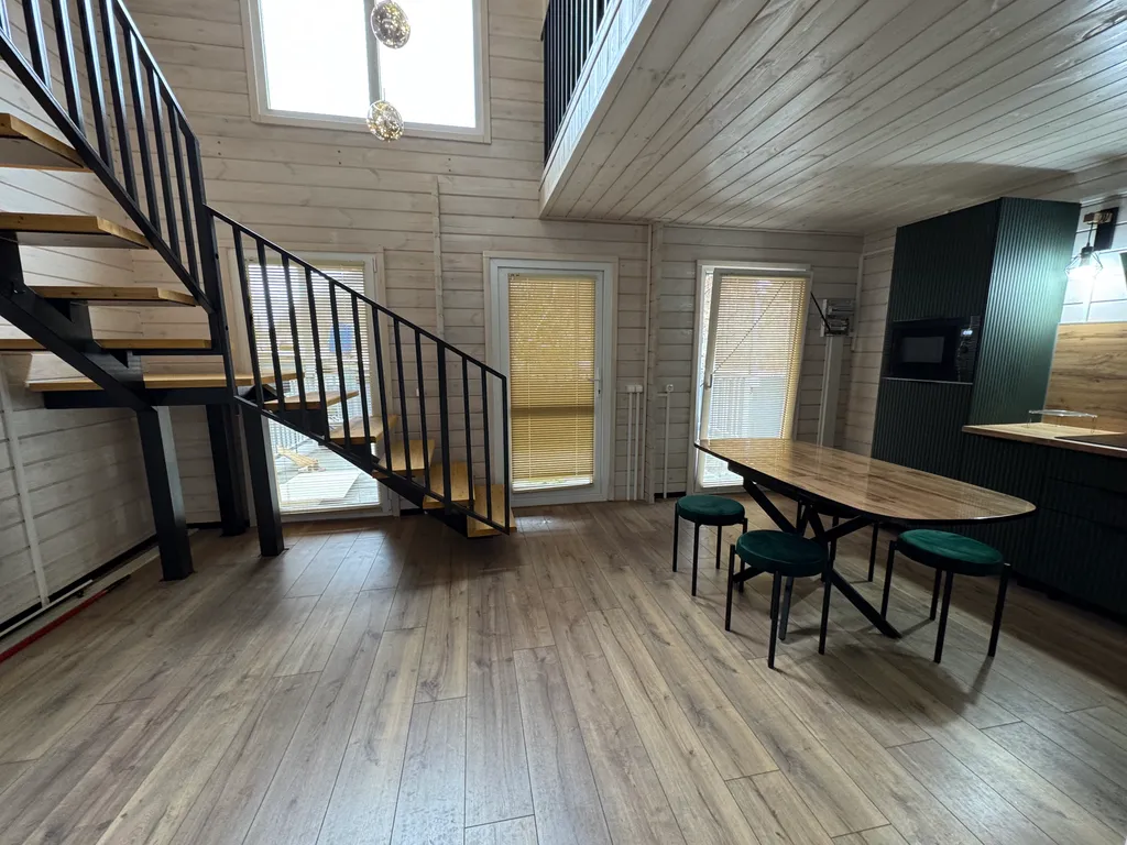 Уютный дом у реки