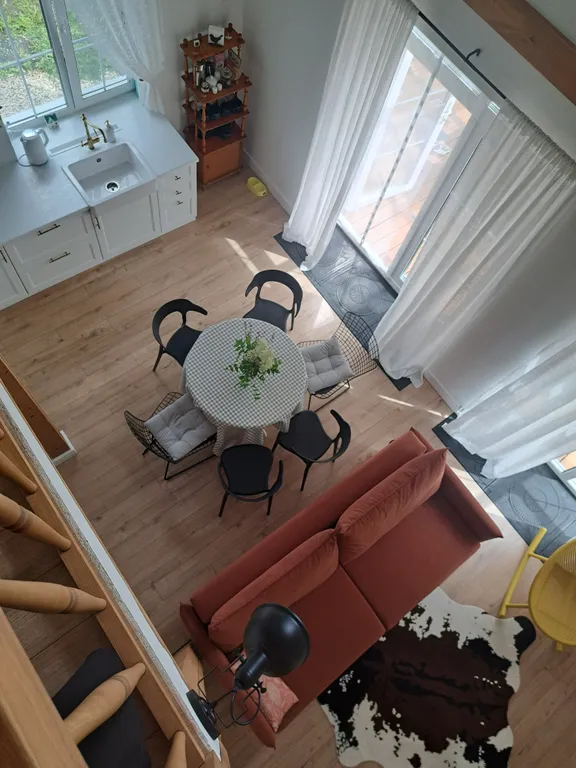 Белый дом на тихой улочке