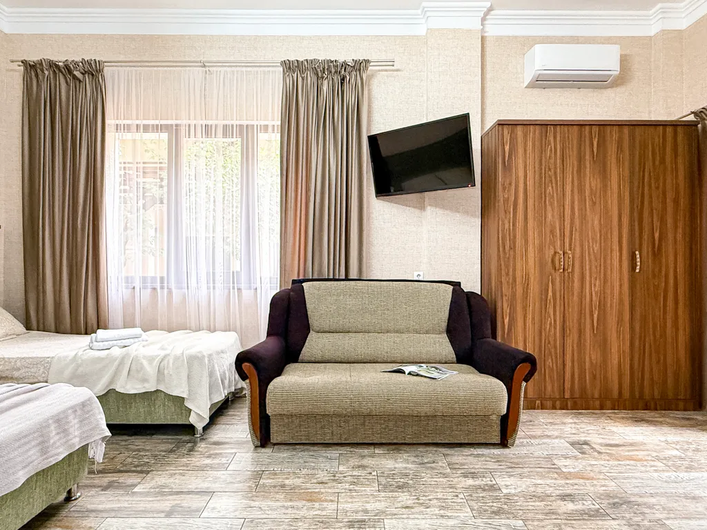 Номер на 4 человек с кухней на 1 этаже в центре, в 7 минутах до моря