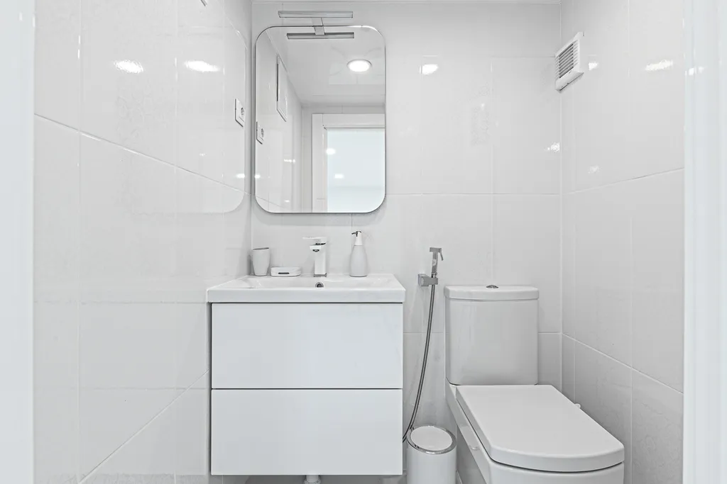 Белые двухъярусные апартаменты с балконом и видом на Невский проспект