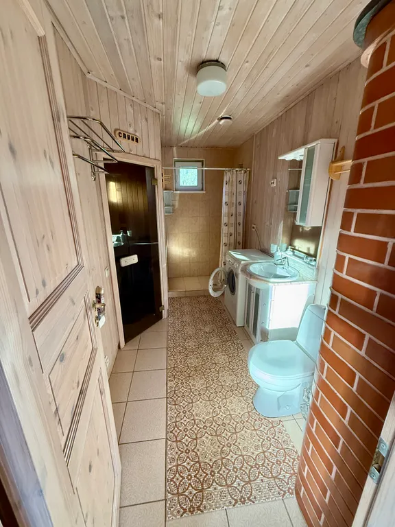 Домик в лесу с озером