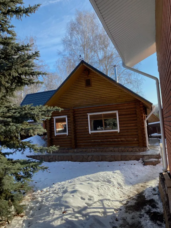 Дом в два этажа с двумя спальнями и гостиной, летний бассейн, баня