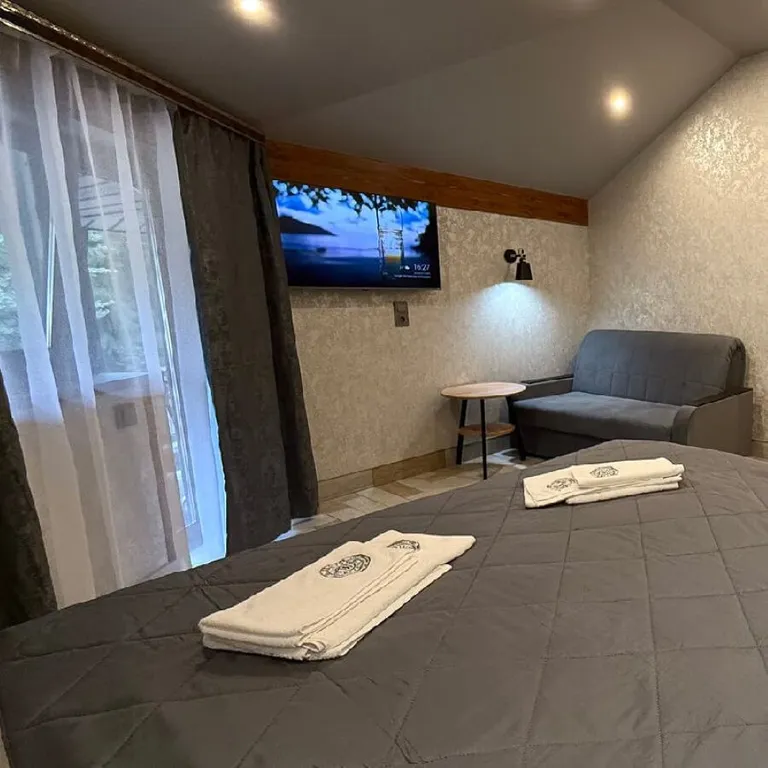 Уютная студия с большой двуспальной кроватью