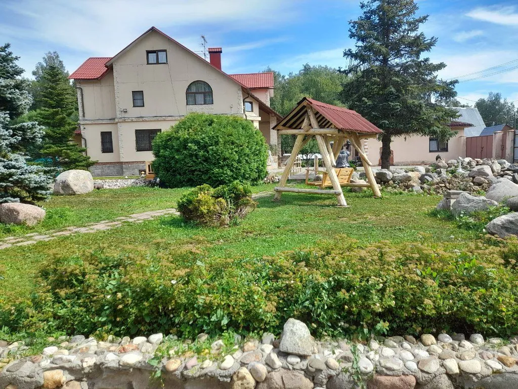 Дом с баней, бассейном и караоке