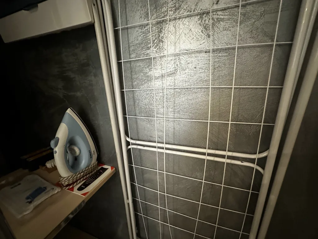 Стильные апартаменты с парящей кроватью и джакузи