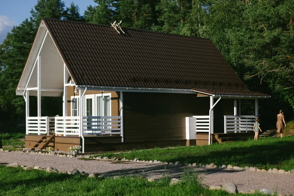 Уютный дом в лесу с видом на залив