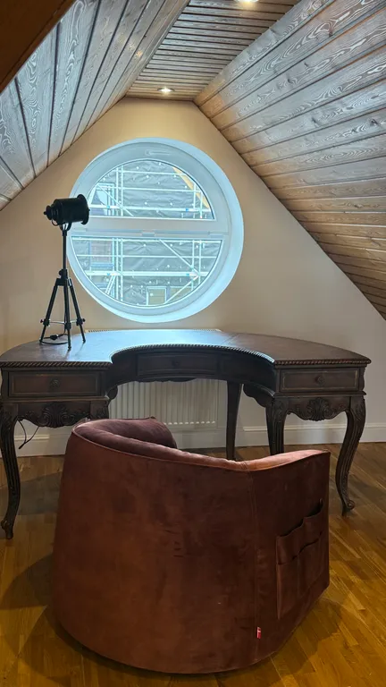 Лофт - мансарда с фронтальным видом на море